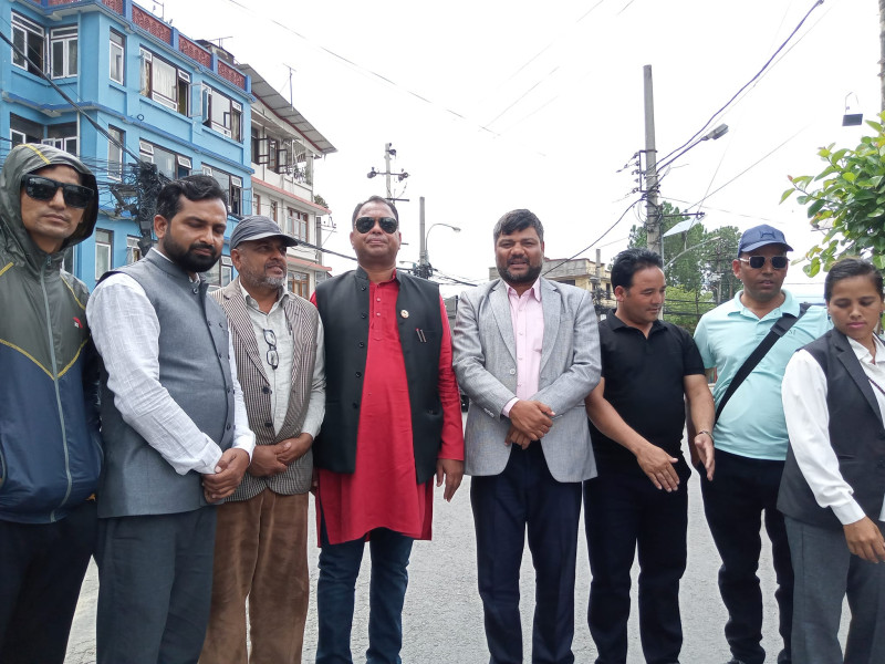 आन्दोलनरत विद्यालय कर्मचारीलाई सांसद योगेन्द्र मण्डलको सहयोग